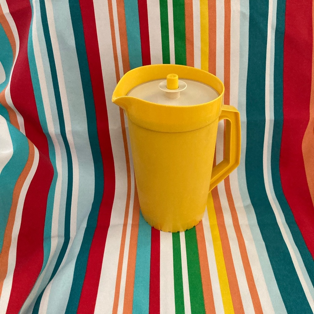 Vintage Tupperware Yellow Pitcher EUC retro pitcher Tupperware 2 Quart excellent